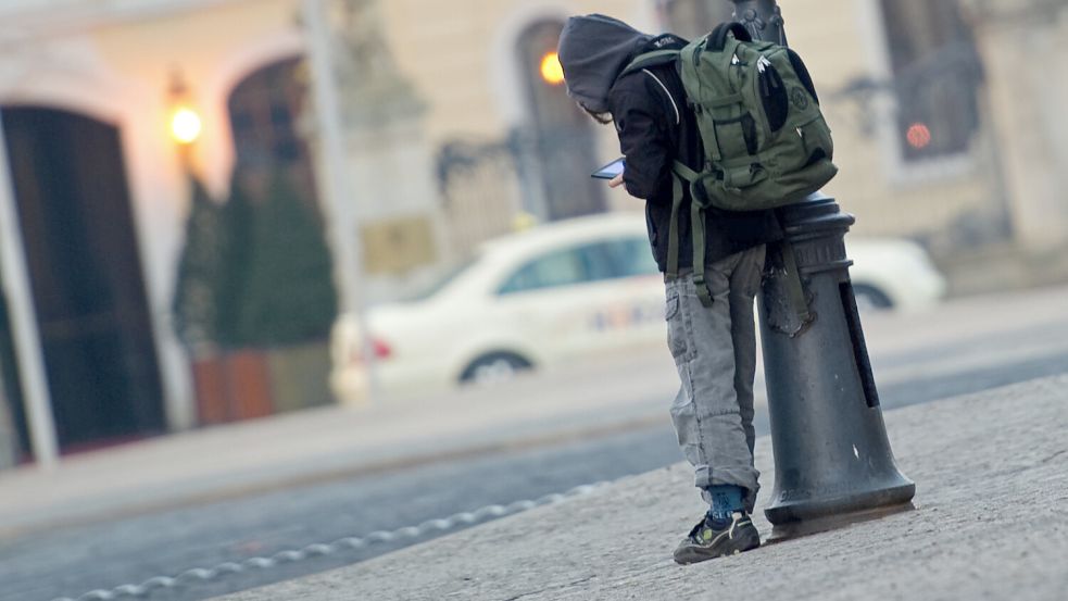 In Deutschland herrscht Schulpflicht, doch nicht jedes Kind geht regelmäßig zur Schule. Wenn die „unentschuldigten“ Fehlzeiten zur Regel werden, spricht man unter Umständen von Schulverweigerung oder Schulabsentismus. DPA-Symbolfoto: Burgi