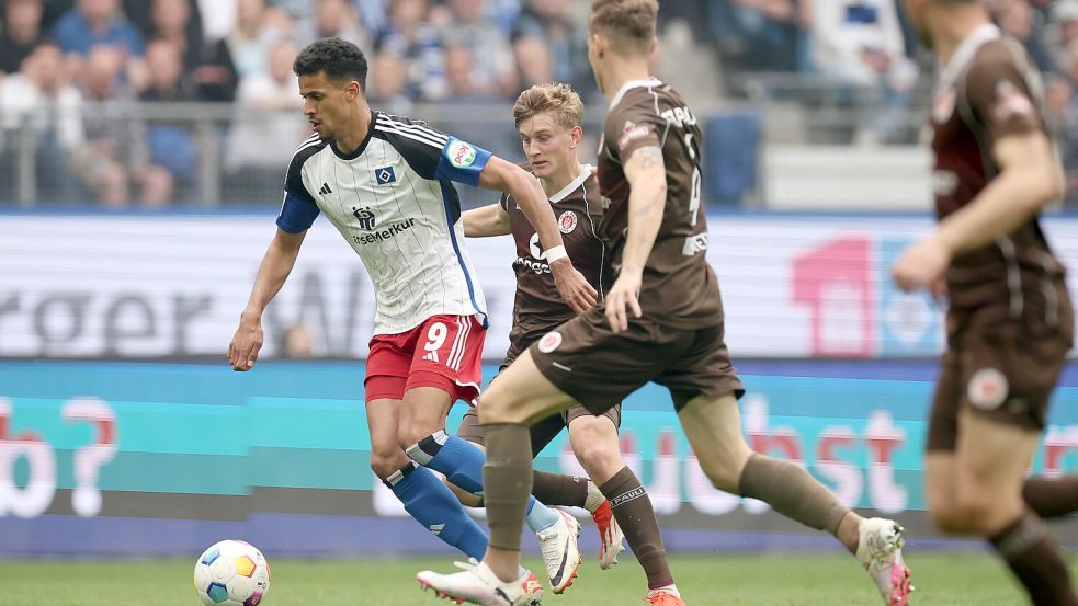 Robert Glatzel (links) schoss den HSV zum Sieg gegen St. Pauli. Foto: dpa/Christian Charisius