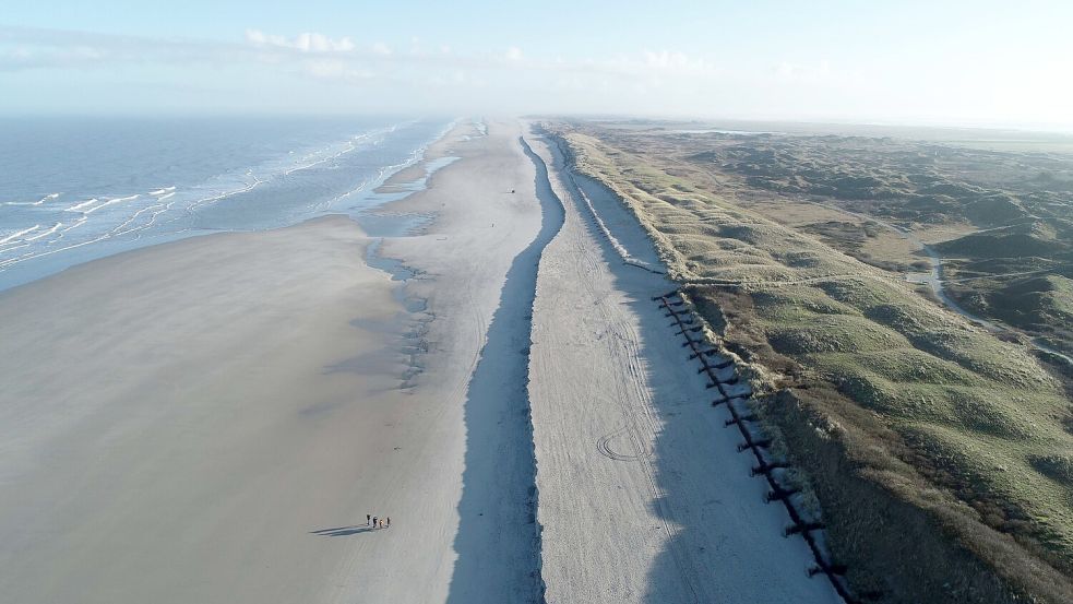 Die Abbruchkante nach einem Sturm am Strand vor dem Pirolatal auf Langeoog. Foto: NLWKN