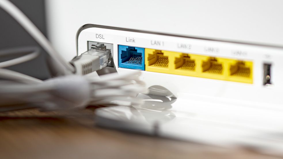 Ein Router ist ein Gerät, über das Computer sich mit dem Internet verbinden lassen. Wenn kein Festnetz-Anschluss zur Verfügung steht, kann mit speziellen Routern auch eine Verbindung über das Mobilfunk-Netz hergestellt werden. Diese Lösung hat die Telekom einem Ehepaar aus dem Rheiderland kurzfristig angeboten, weil es einen Kapazitätsengpass im örtlichen Telekommunikationsnetz gab. Foto: Sommer/dpa