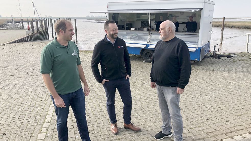 Vom Standort Petkumer Hafen überzeugt: Daniel Ramin (links) vom Café Kuhstall, Nils Frese vom Greetsieler Fischereibetrieb Siebrands und Dietrich Haferbier vom Petkumer Fischimbiss. Foto: H. Müller