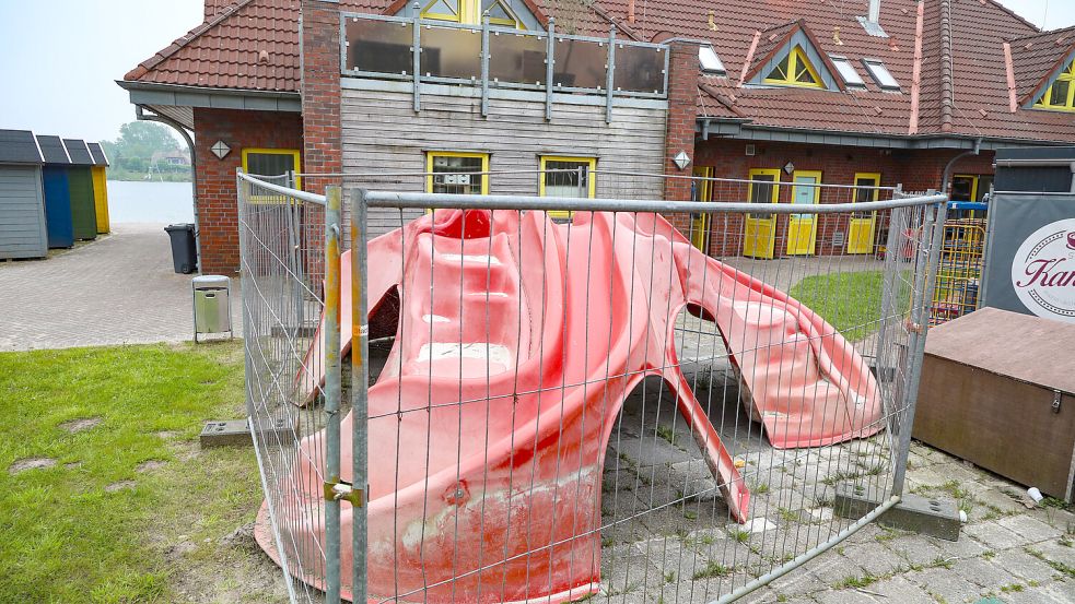 Trotz des derzeitigen Hochwassers am Badesee steht die Kinderrutsche auf dem Trockenen. Foto: Romuald Banik