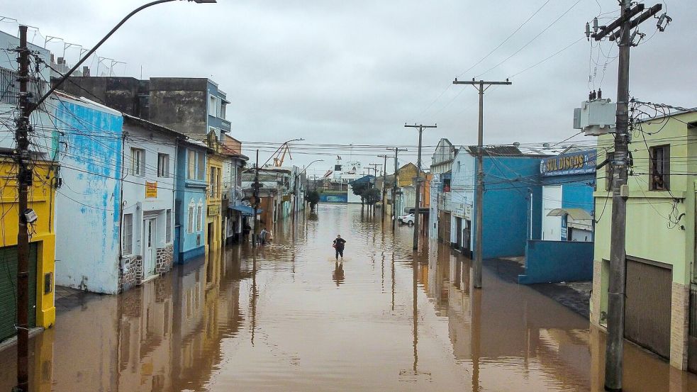 Tagelanger Regen hat die Gegend um Porto Alegre überflutet. Foto: Carlos Macedo/AP/dpa