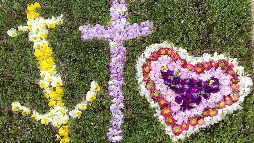 Die Bilder des Brautpfades zeigen häufig auch die traditionellen Symbole für Glaube, Liebe und Hoffnung. Foto: Buß