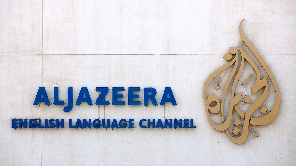 Der Schriftzug und das Logo des arabischen Nachrichtensenders Al-Dschasira sind auf dem Gelände des Unternehmens zu sehen. Foto: Tim Brakemeier/dpa