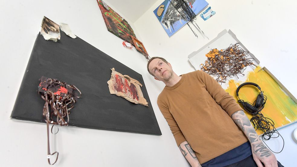 Becker arbeitet auf Leinwänden, aber auch auf Pizzakartons, Schallplatten und Holz.