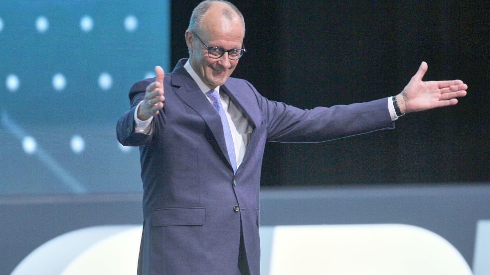 Friedrich Merz nach seiner Rede beim Parteitag in Berlin: Zehnminütiger Beifall von den 1000 Delegierten. Foto: IMAGO/dts Nachrichtenagentur