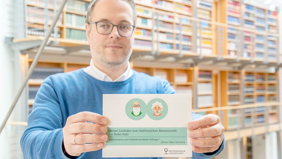 Dr. Heiko Suhr zeigt den Leitfaden zum Ostfriesischen Namensrecht. Foto: Landschaft