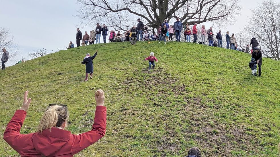 Das Eiertrüllen am Plytenberg in Leer ist Tradition. Foto: Archiv/Wolters