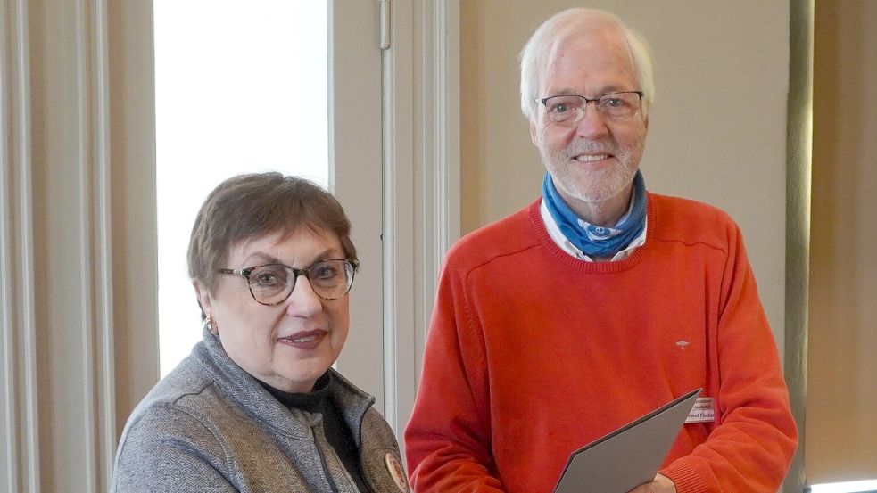 Helmut Fischer (rechts) zeichnete Lin Strong für 25 Jahre Treue aus. Foto: privat
