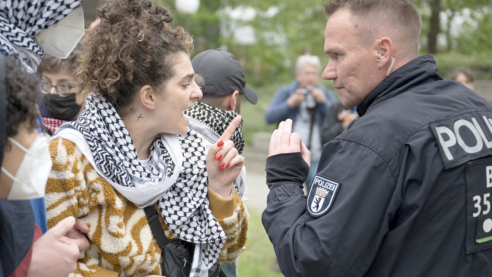 Propalästinensische Aktivisten haben am Dienstag einen Hof der Freien Universität in Berlin besetzt. Die Polizei hat das Camp geräumt. Foto: Sebastian Christoph Gollnow/dpa