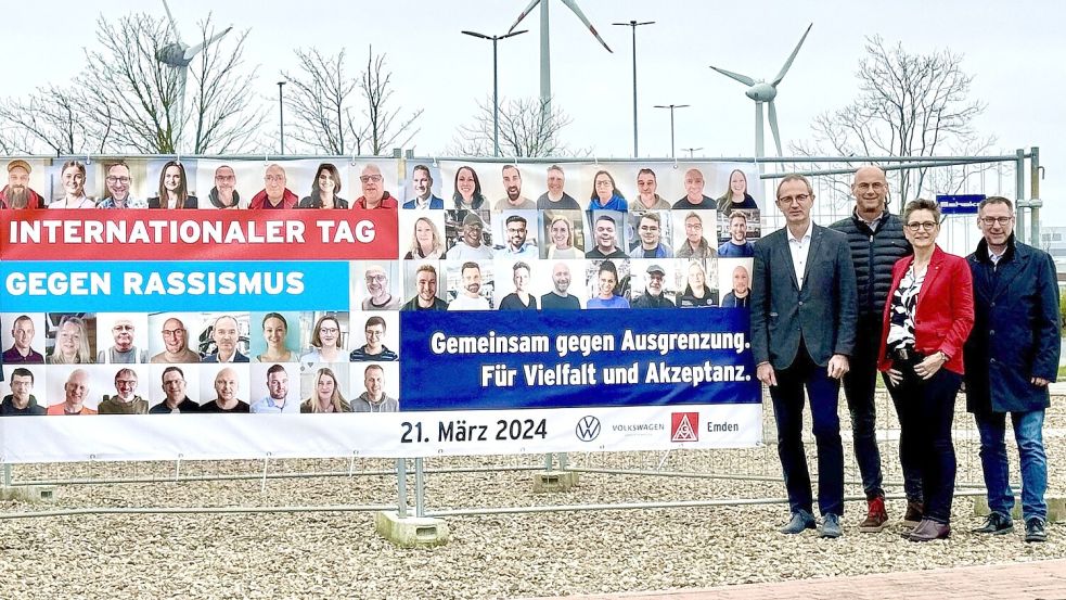 Gemeinsame Aktionswoche im März: Rechts im Bild sind unter anderen VW-Betriebsratschef Manfred Wulff (rechts), Franka Helmerichs von der IG Metall Emden und Uwe Schwartz (links), Werksleiter von VW Emden, zu sehen. Foto: IG Metall Emden/VW Emden