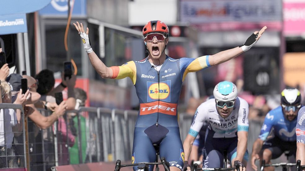 Jonathan Milan setzte sich auf der vierten Giro-Etappe im Sprint durch. Foto: Massimo Paolone/LaPresse via ZUMA Press/dpa