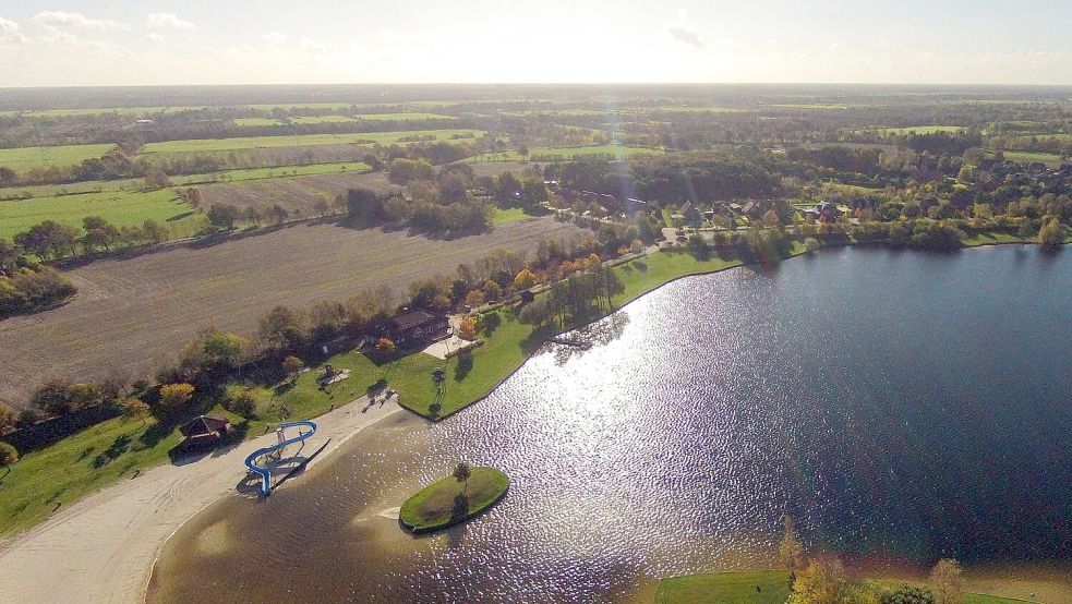 Der Badesee im Uplengener Ortsteil Großsander ist sowohl bei Einheimischen als auch bei Touristen beliebt. Foto: luftbilder-ostfriesland.de/Archiv