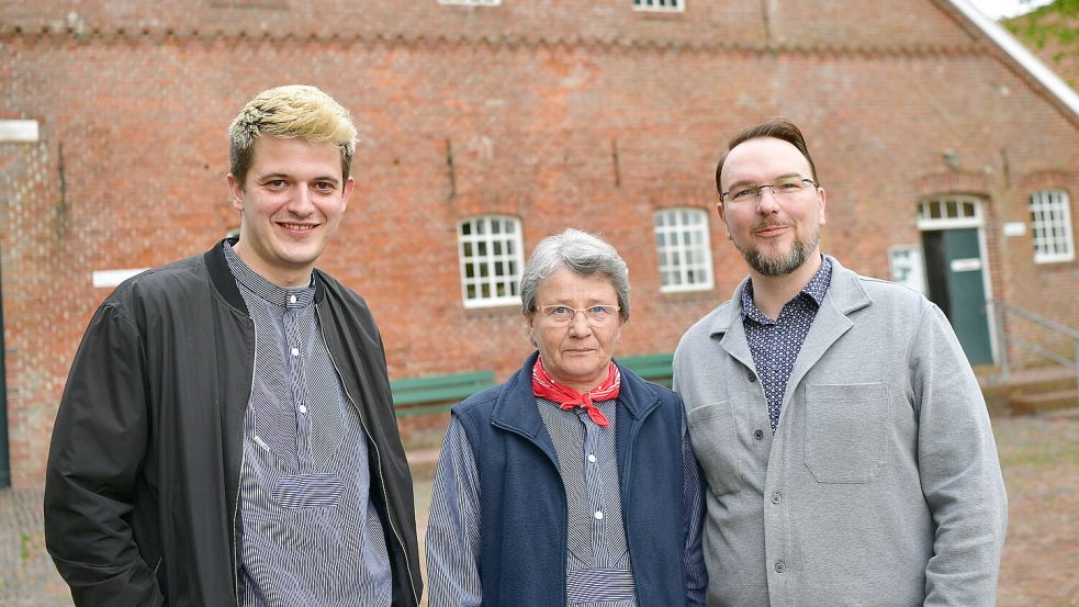 Der erste Vorsitzende Maximilian Busker (links), die Kassenwartin Angelika-Wilma Hieronimus und der zweite Vorsitzende Ralf Sack vom Verein Museumsfrünnen Campen. Fotos: Wagenaar