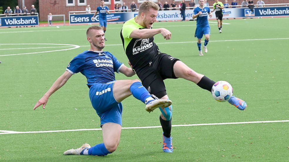 Lasse Härtel (rechts), hier im Zweikampf mit dem Esenser Frank Til, erzielte im Hinspiel am ersten Spieltag für Firrel den Ausgleich. Archivfoto. Steenhoff