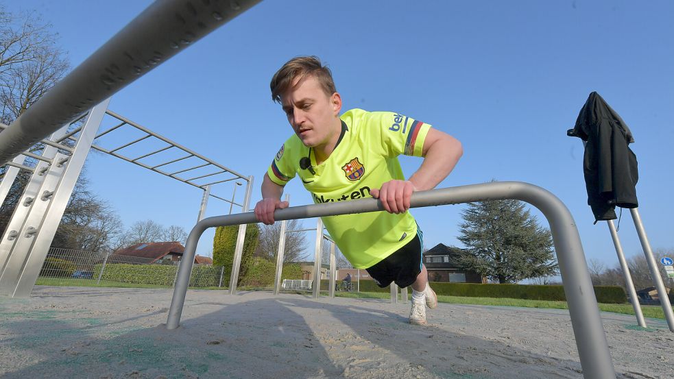 Volontär Lukas Münch testet den Calisthenics-Sportpark in Warsingsfehn. Greetsiel soll ein ähnliches Angebot bekommen. Foto: Ortgies/Archiv