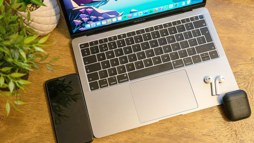 Im Keyboard mit Scherenmechanismus finden sich große Funktionstasten und rechts daneben ein Fingerabdrucksensor für Touch ID. Foto: Unsplash/Julian Steenbergen