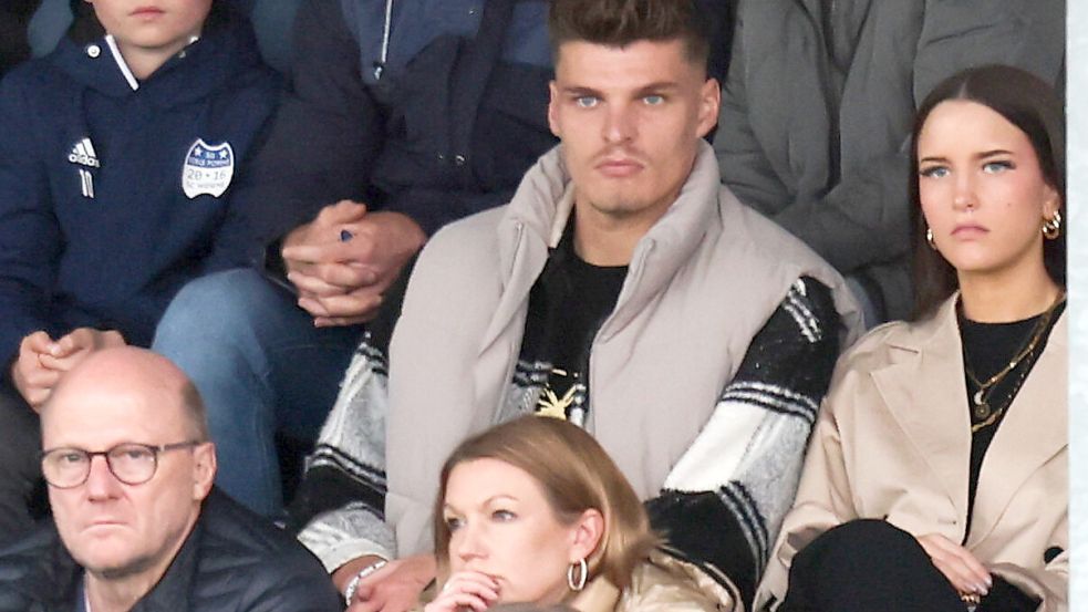 Marek Janssen war mit seiner Freundin gegen Hildesheim erneut im Ostfrieslandstadion. Vor ihnen sitzen Kickers-Präsident Hendrik Poppinga und Schatzmeisterin Ute Specht. Foto: Doden/Emden