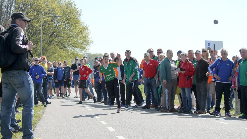 Rund 400 Sportlerinnen und Sportler – hier die Deutsche Meisterschaft 2019 – werden zur Boßel-EM in Neuharlingersiel erwartet. Foto: Archiv