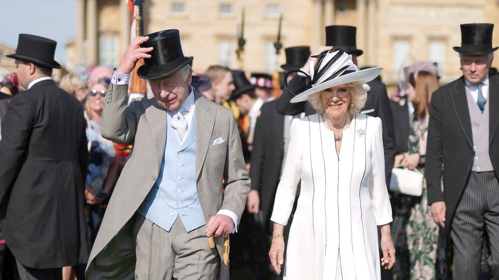 König Charles III. und Königin Camilla bei der königlichen Gartenparty im Buckingham-Palast. Foto: Jordan Pettitt/PA Wire/dpa