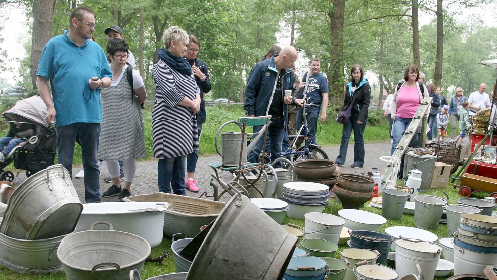 Riesenflohmarkt in Elisabethfehn: Zigtausende werden auf der bunten Meile am Kanal erwartet. Foto: Archiv/Passmann