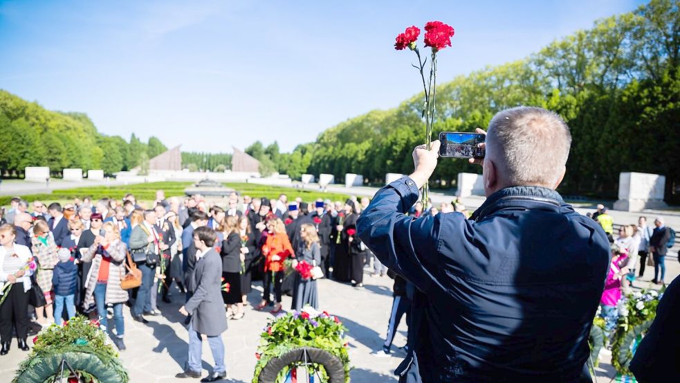 Zahlreiche Menschen besuchten das Sowjetische Ehrenmal im Treptower Park in Berlin. Foto: Christoph Soeder/dpa