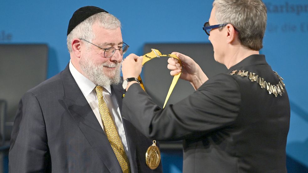 Oberrabbiner Pinchas Goldschmidt (l), Präsident der Europäischen Rabbiner-Konferenz, wird von der Aachener Oberbürgermeisterin Sibylle Keupen (Parteilos) mit dem Internationalen Karlspreis zu Aachen ausgezeichnet. Foto: dpa/Henning Kaiser