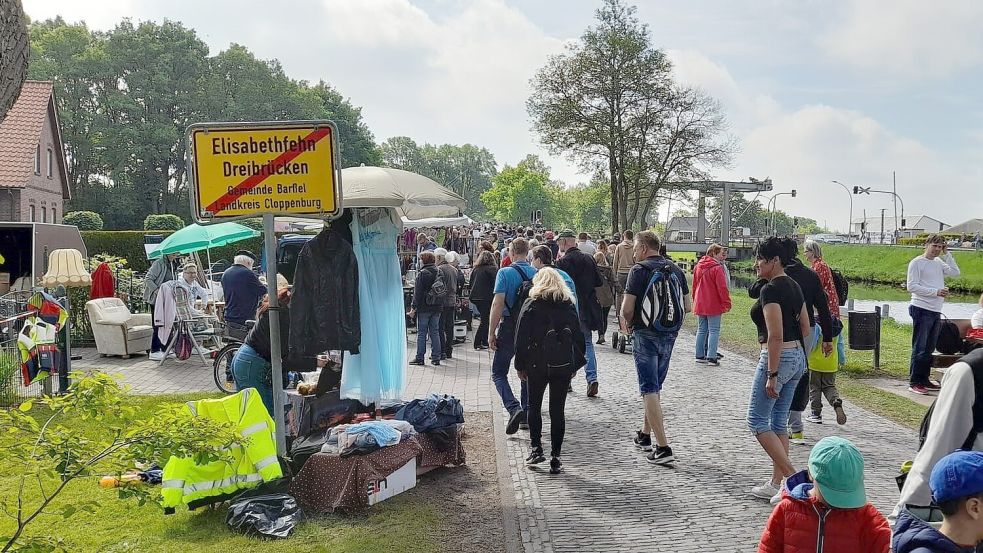 Entlang der Flohmarktmeile am Elisabethfehnkanal ist viel los an diesem Himmelfahrtstag. In 30. Auflage findet dort wieder der Riesenflohmarkt statt. Viele kommen zum Kaufen, Gucken, Stöbern. Foto: Passmann