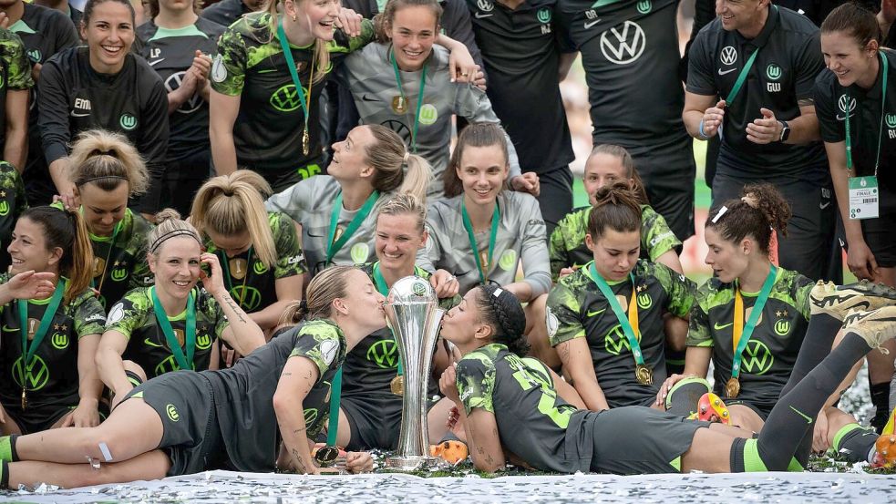 Sieggarantie im Pokal: Mit dem 50. Sieg in Folge feiert der VfL Wolfsburg seinen 11. Pokalsieg. Foto: Fabian Strauch/dpa