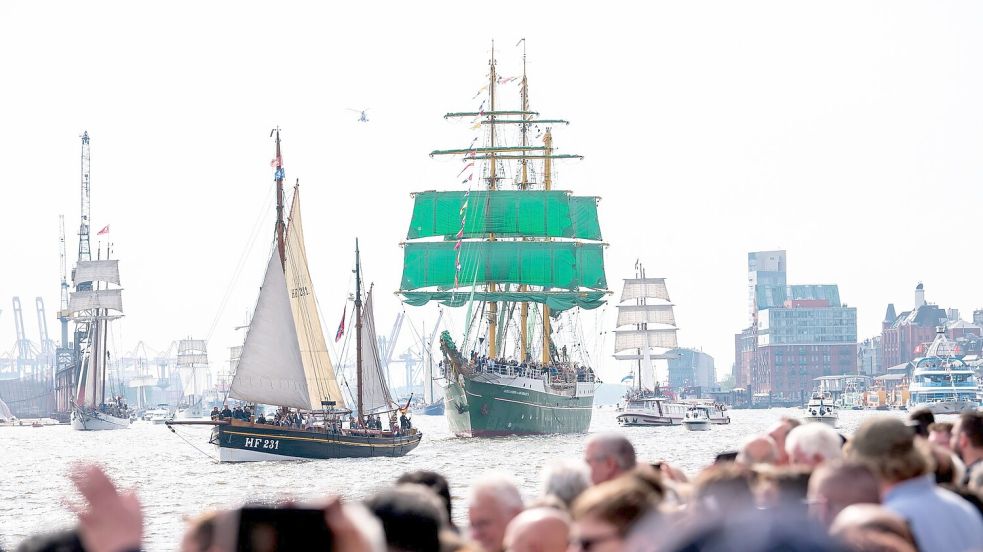Der Hamburger Hafen feiert 835. Geburtstag. Foto: Daniel Bockwoldt/dpa