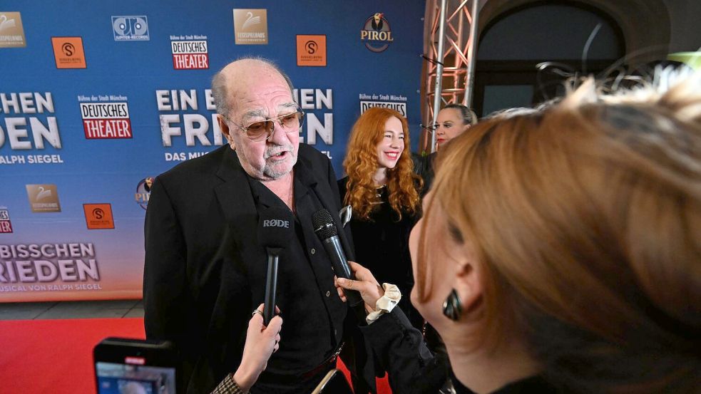 Komponist Ralph Siegel gibt ein Interview vor der München-Premiere seines Musicals „Ein bisschen Frieden“. Foto: Felix Hörhager/dpa