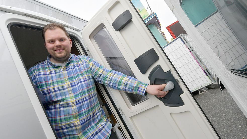Dennis Eden wohnt im Wohnwagen auf dem Jahrmarktplatz.