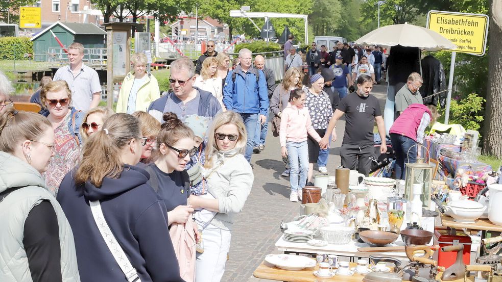 Von Geschirr über Deko, Spielzeug oder Kleidung: Die Auswahl an Schnäppchen war groß bei der 30. Auflage des Riesenflohmarkts zu Himmelfahrt in Elisabethfehn. Foto: Passmann