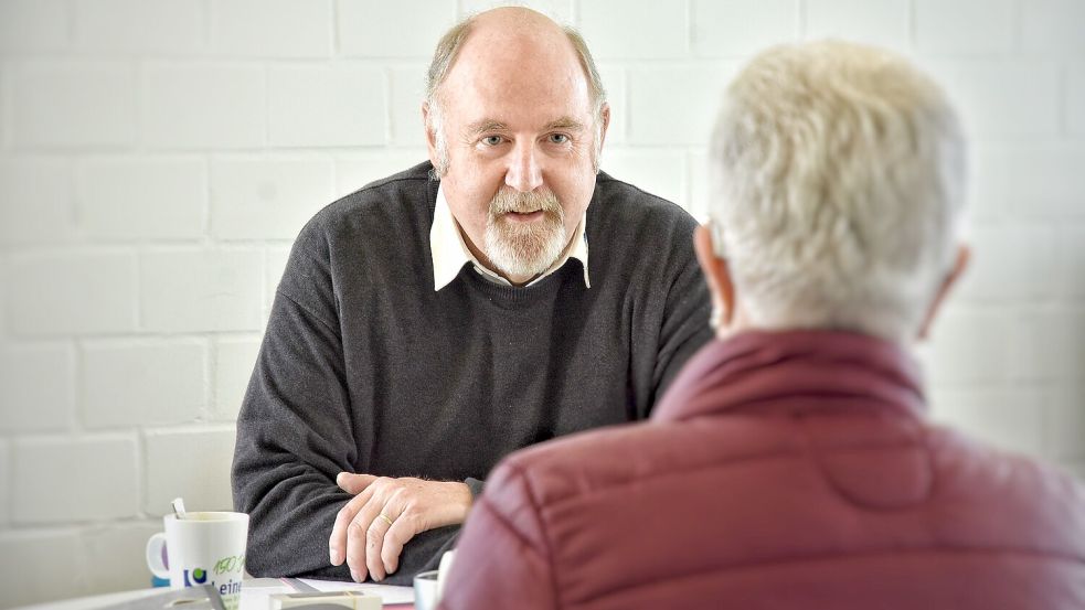 Hermann Oost ist ehrenamtlicher Seniorenbeauftragter der Gemeinde Krummhörn. Sich um die Belange der Senioren und der Menschen mit Behinderung zu kümmern, ist für ihn eine "Herzensangelegenheit". Foto: Archiv/Pries