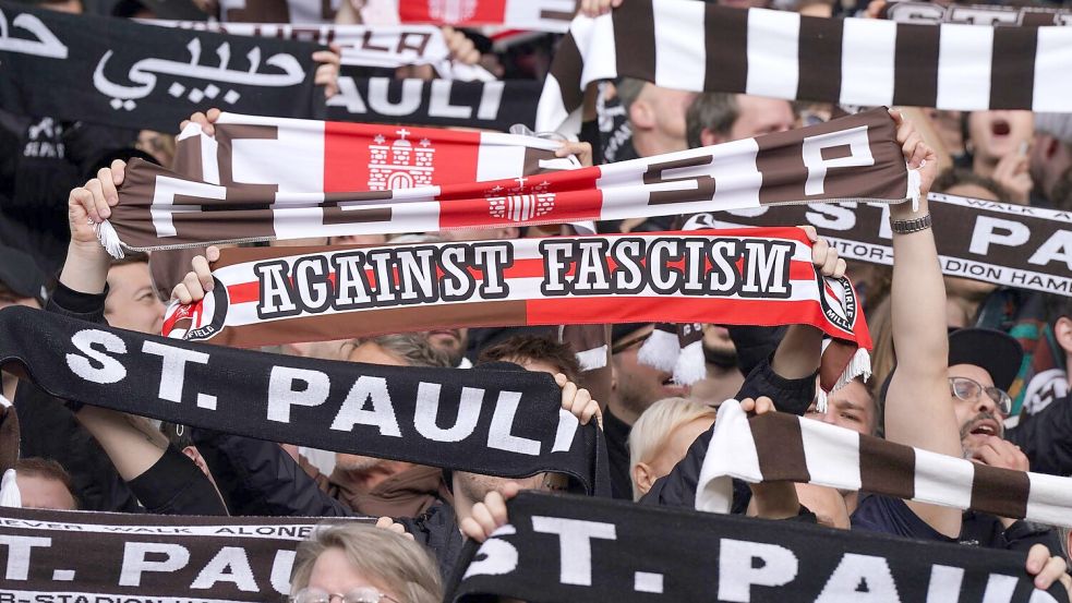 St. Pauli will einen möglichen Aufstieg in die Fußball-Bundesliga nicht nur mit einer Fan-Party, sondern mit einem Aktionstag für Demokratie, gegen Rassismus, Antisemitismus und Diskriminierung feiern. Foto: Marcus Brandt/dpa