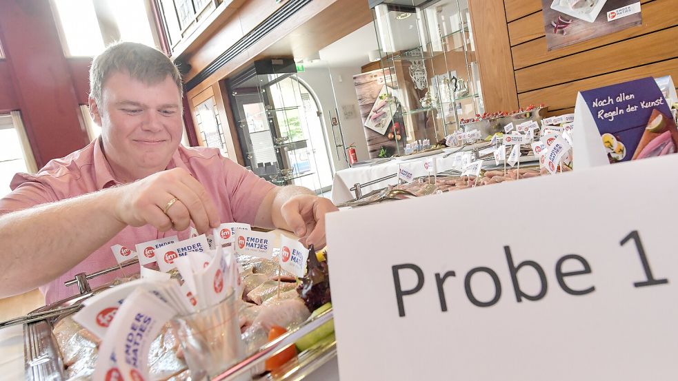 Klaas Müller, einer der geschäftsführenden Gesellschafter der Emder Matjes-Feinkostmanufaktur Fokken & Müller, schaut bei dem Buffet mit den Matjesproben noch einmal nach dem Rechten. Fotos: Ortgies