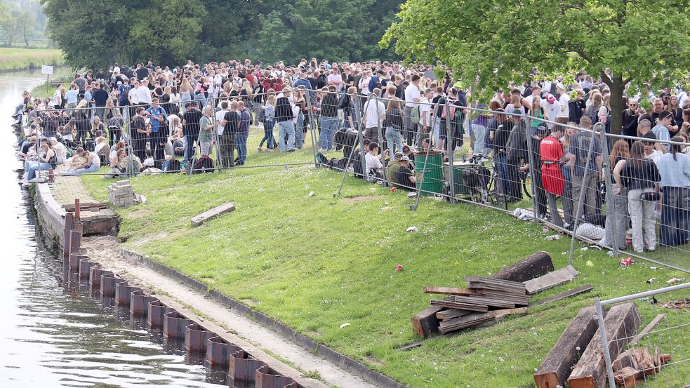 An der Schleuse in Aurich-Rahe feierten laut Polizei bis zu 6000 Menschen gleichzeitig. Foto: Heino Hermanns