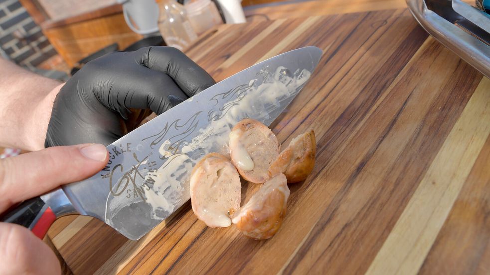 Beim Schneiden der Würstchen tritt der Käse aus.