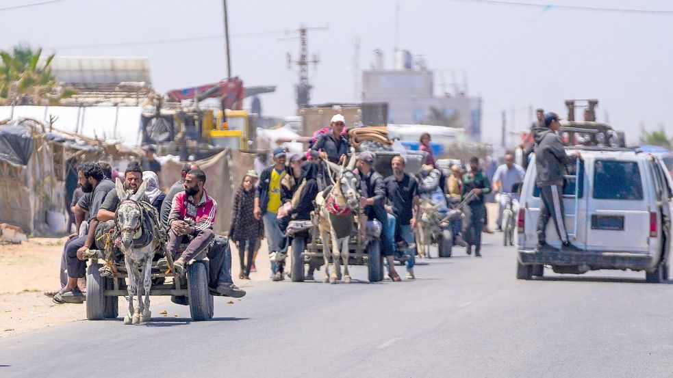 Vertriebene Palästinenser kommen im Zentrum des Gazastreifens an, nachdem sie aus Rafah geflohen sind. Foto: Abdel Kareem Hana/AP/dpa