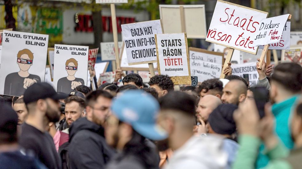 Die als extremistisch eingestufte Gruppe Muslim Interaktiv will nun erneut in Hamburg auf die Straße gehen. Foto: Axel Heimken/dpa