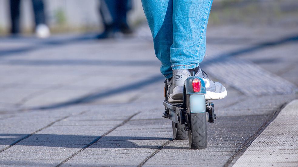 E-Scooter werden mit Lithium-Ionen-Akkus betrieben. Symbolfoto: Jens Büttner/dpa