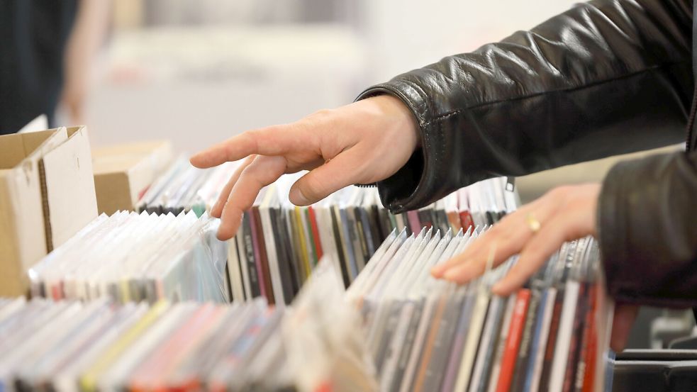 Noch heute greifen viele Menschen zu physischen Tonträgern. Besonders beliebt ist die Vinyl-Schallplatte. Foto: IMAGO/Müller-Stauffenberg