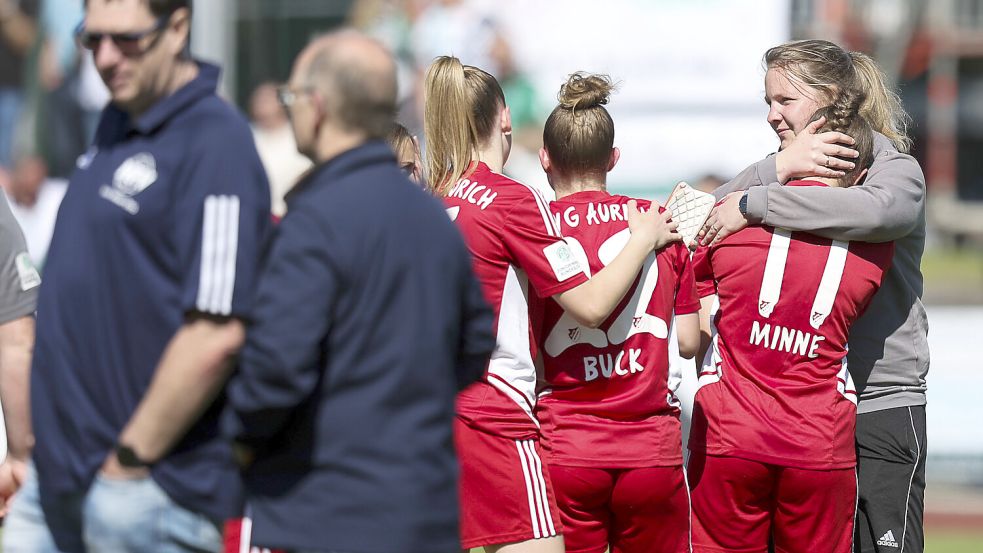 Nach der Hinspiel-Niederlage mussten einige Aurich-Spielerinnen getröstet werden. Doch verloren ist noch nichts. Schnell muss der Fokus auf das Rückspiel in Gladbach gelegt werden. Fotos: Doden, Emden