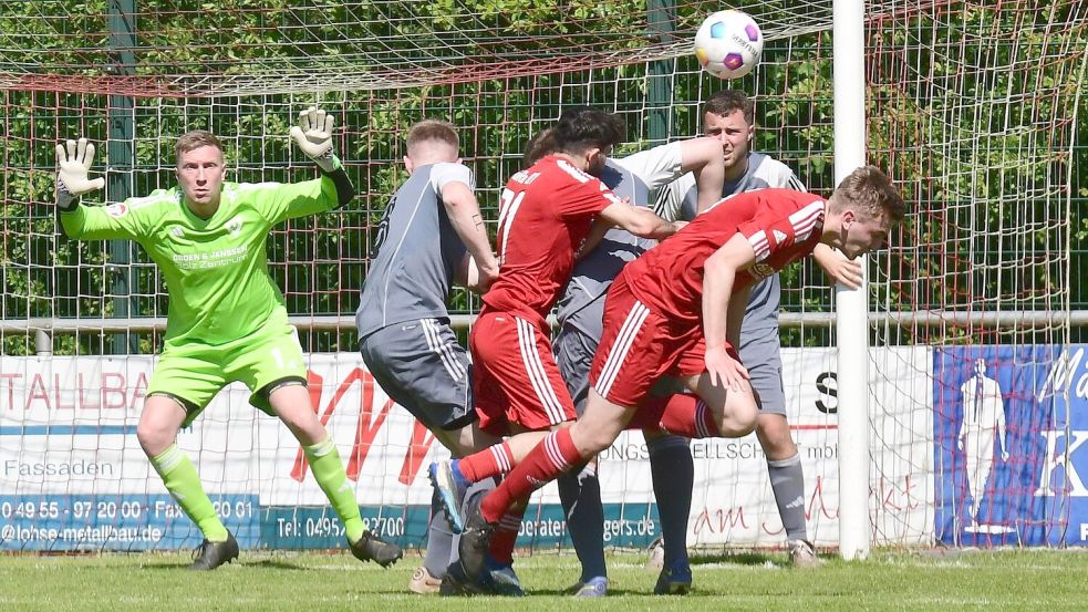 Torszenen wie hier vor dem Jheringsfehn-Kasten waren vor Pause Mangelware. Fotos: Damm