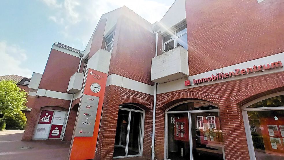 Das Gebäude der Sparkasse in Weener steht zum Verkauf. Foto: Vogt