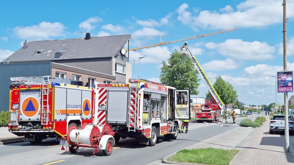 Die Freiwillige Feuerwehr Wiesmoor rückte zu einem Einsatz in der Hauptstraße aus. Foto: Bienhoff/Feuerwehr