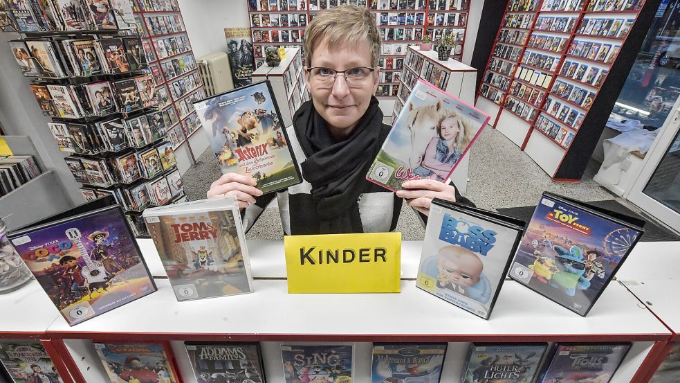 Carolin Efen ist die Inhaberin von „Caro´s Video-Shop“ in Norden. Im September 2025 feiert sie ihr 25-jähriges Jubiläum. Fotos: Ortgies
