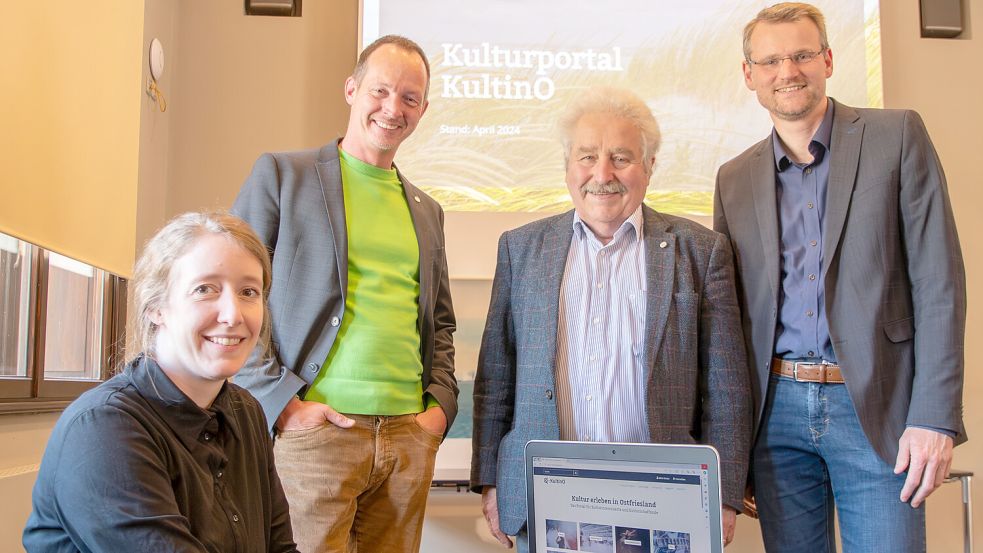 Maike Nordholt, Kulturreferentin für Kultino (von links), Dr. Welf-Gerrit Otto, Leiter der Regionalen Kulturagentur, Landschaftspräsident Rico Mecklenburg und Landschaftsdirektor Dr. Matthias Stenger stellen das neue Kulturportal vor. Foto: Ostfriesische Landschaft