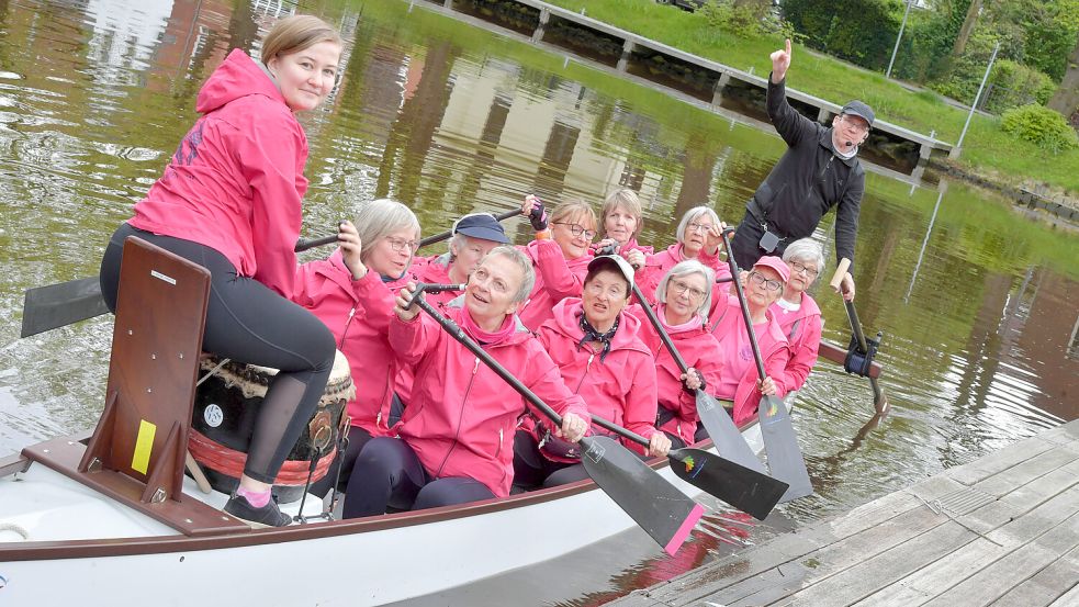 Tomma Kleingarn (links) ist als Trommlerin vom Emder Ruderverein an die Pink Paddlers "ausgeliehen". Foto: Ortgies